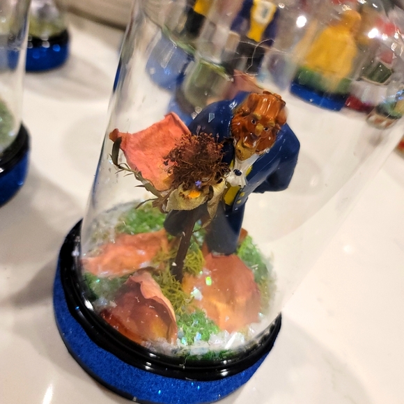 Other - Beast in the Globe Disney Beauty and the beast Rose scene